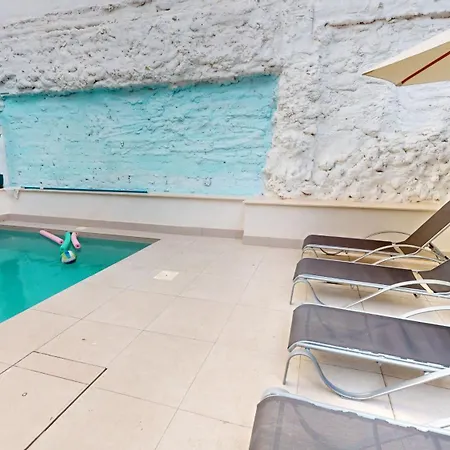 Colorful Penthouse Center 5a *