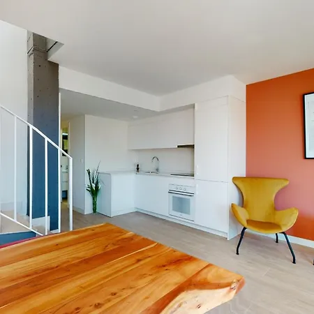 Colorful Penthouse Center 5a アパート